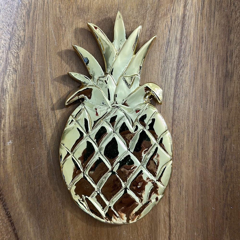 Collectible Vintage Gold 1984 Hospitality Pineapple Decor Metal